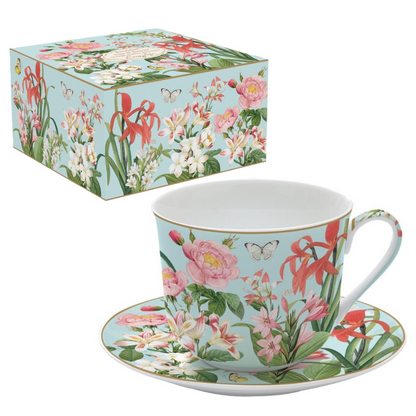Taza con plato de flores para desayuno