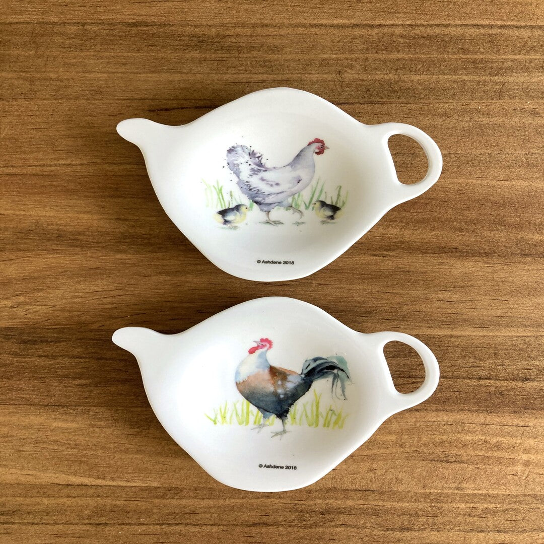 platito para la bolsa del  té con forma de tetera y un pollito
