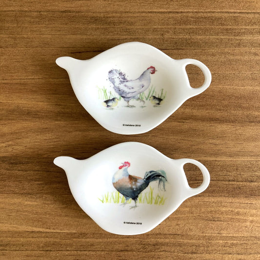 platito para la bolsa del  té con forma de tetera y un pollito